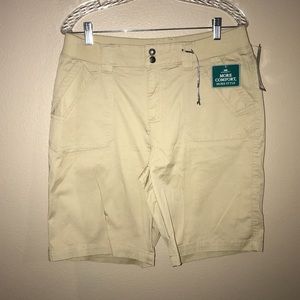 Lee khaki shorts